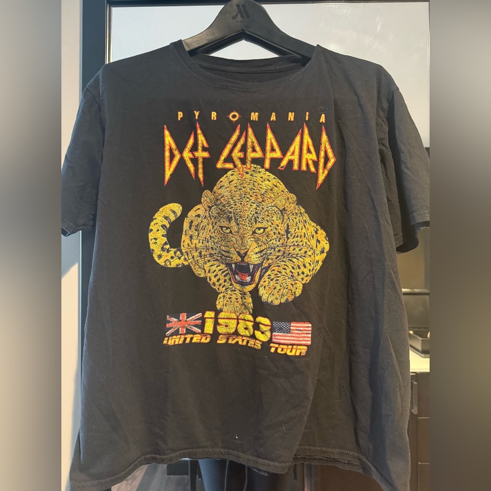 Goodie Two Sleeves Replica 1983 Def Leopard US Tour Band Tee in Black Size L